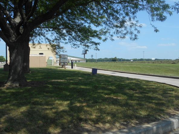 FREESTANDING QUICK SERVICE RESTAURANT FOR LEASE: 2775 Woodlawn Rd, Lincoln, IL 62656